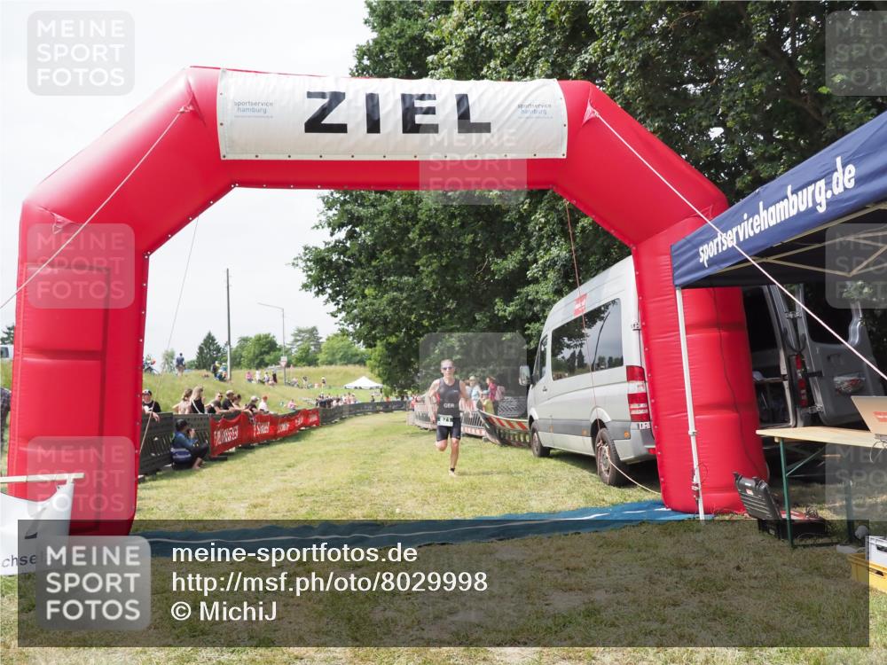 21.06.2025 - 27. Vierlanden-Triathlon MichiJ http://msf.ph/oto/8029998 15.06.2026 12:30:46 Ziel 871 meine-sportfotos.de