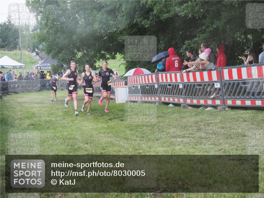 21.06.2025 - 27. Vierlanden-Triathlon KatJ http://msf.ph/oto/8030005 15.06.2025 13:36:51 Ziel 212, 921, 1090, 1091, 1092 meine-sportfotos.de