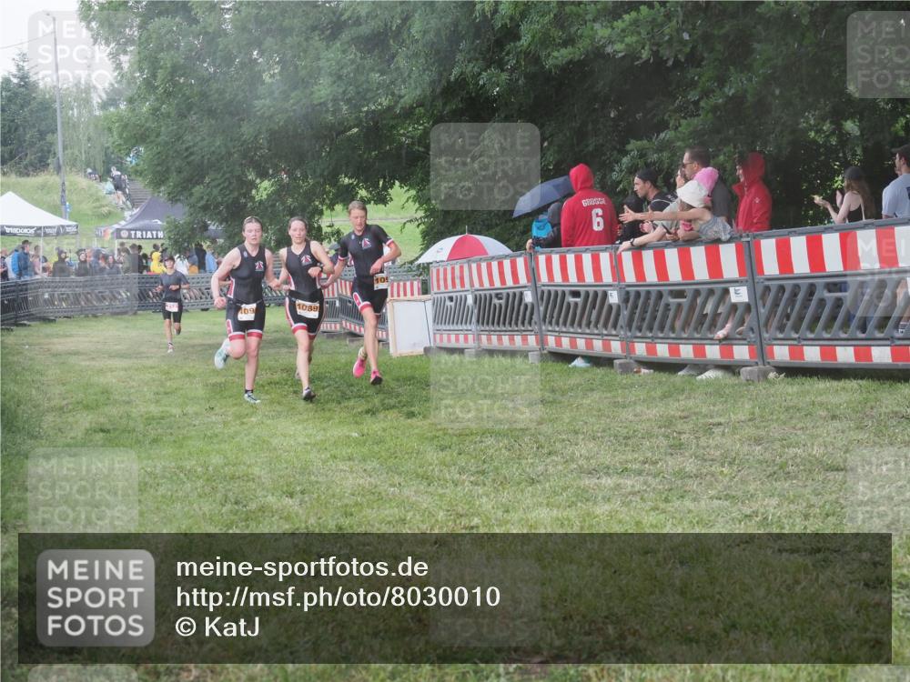 21.06.2025 - 27. Vierlanden-Triathlon KatJ http://msf.ph/oto/8030010 15.06.2025 13:36:51 Ziel 212, 921, 1090, 1091, 1092 meine-sportfotos.de