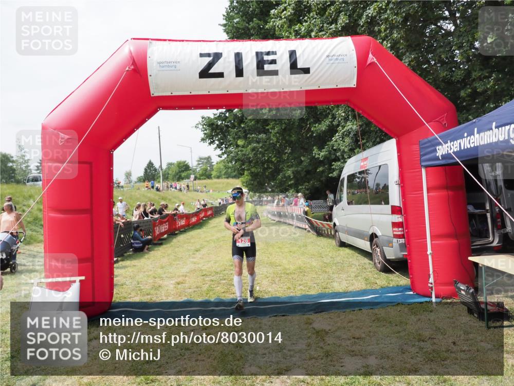 21.06.2025 - 27. Vierlanden-Triathlon MichiJ http://msf.ph/oto/8030014 15.06.2026 12:31:00 Ziel 126 meine-sportfotos.de
