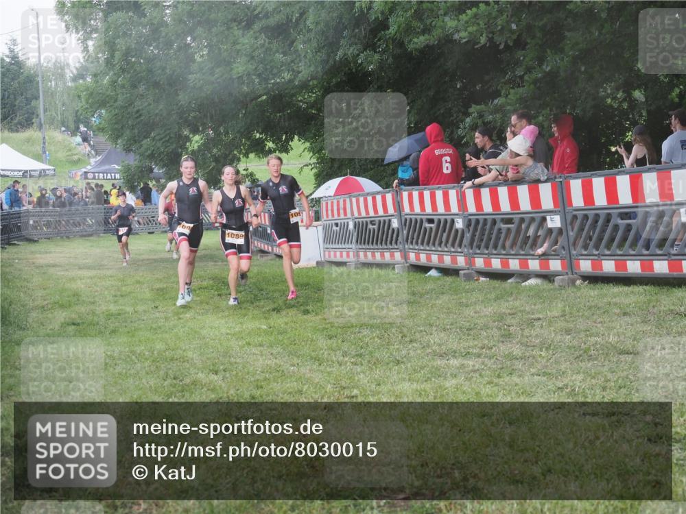 21.06.2025 - 27. Vierlanden-Triathlon KatJ http://msf.ph/oto/8030015 15.06.2025 13:36:51 Ziel 212, 921, 1090, 1091, 1092 meine-sportfotos.de