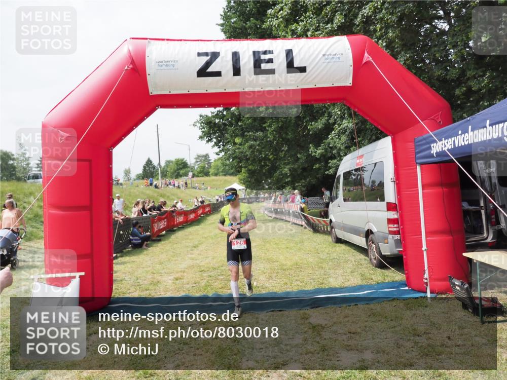 21.06.2025 - 27. Vierlanden-Triathlon MichiJ http://msf.ph/oto/8030018 15.06.2026 12:31:00 Ziel 126 meine-sportfotos.de