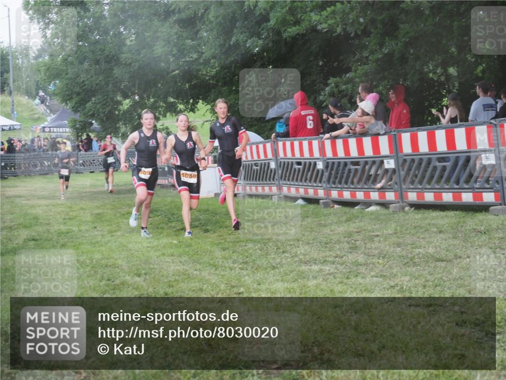21.06.2025 - 27. Vierlanden-Triathlon KatJ http://msf.ph/oto/8030020 15.06.2025 13:36:52 Ziel 212, 921, 1090, 1091, 1092 meine-sportfotos.de