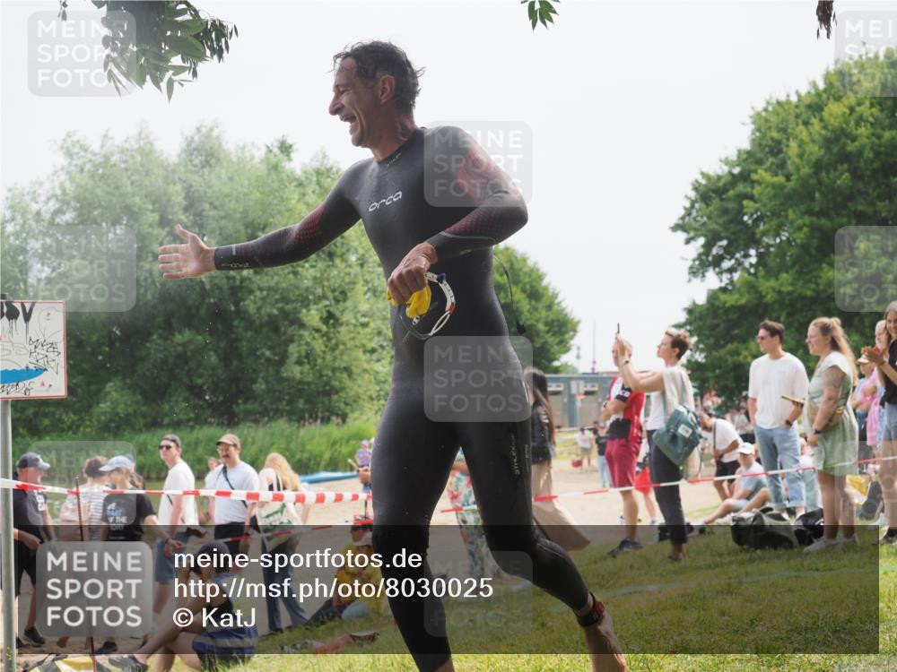15.06.2025 - 27. Vierlanden-Triathlon KatJ http://msf.ph/oto/8030025 15.06.2025 11:06:23 Schwimmen 857, 862 meine-sportfotos.de
