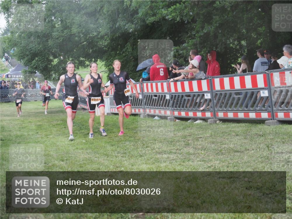 21.06.2025 - 27. Vierlanden-Triathlon KatJ http://msf.ph/oto/8030026 15.06.2025 13:36:52 Ziel 212, 921, 1090, 1091, 1092 meine-sportfotos.de