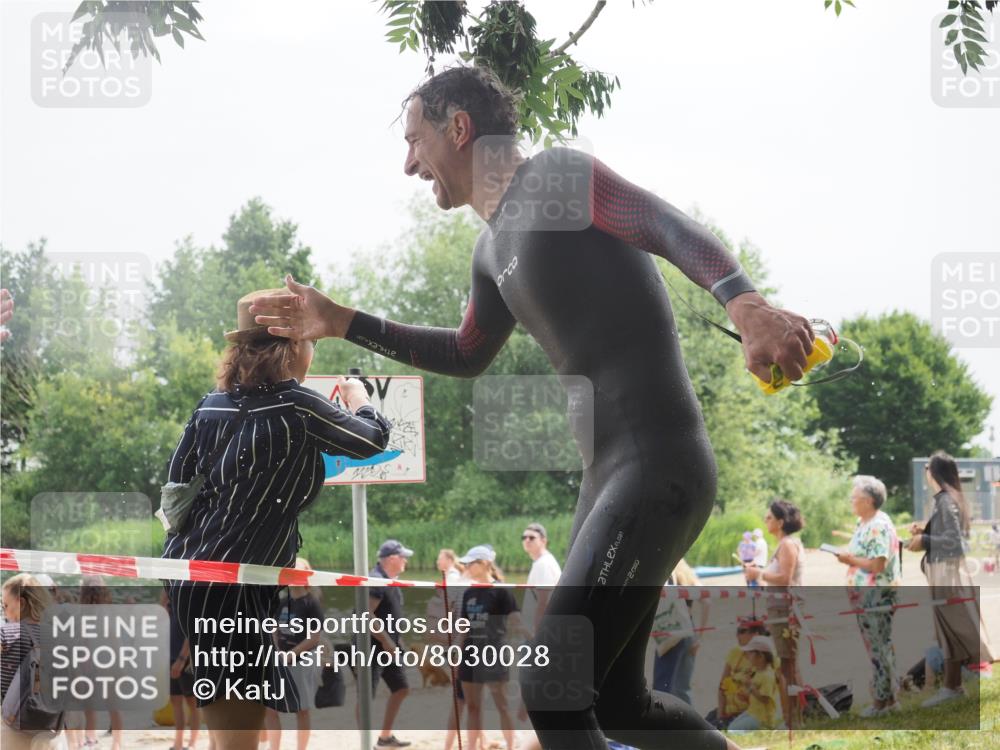 15.06.2025 - 27. Vierlanden-Triathlon KatJ http://msf.ph/oto/8030028 15.06.2025 11:06:23 Schwimmen 857, 862 meine-sportfotos.de