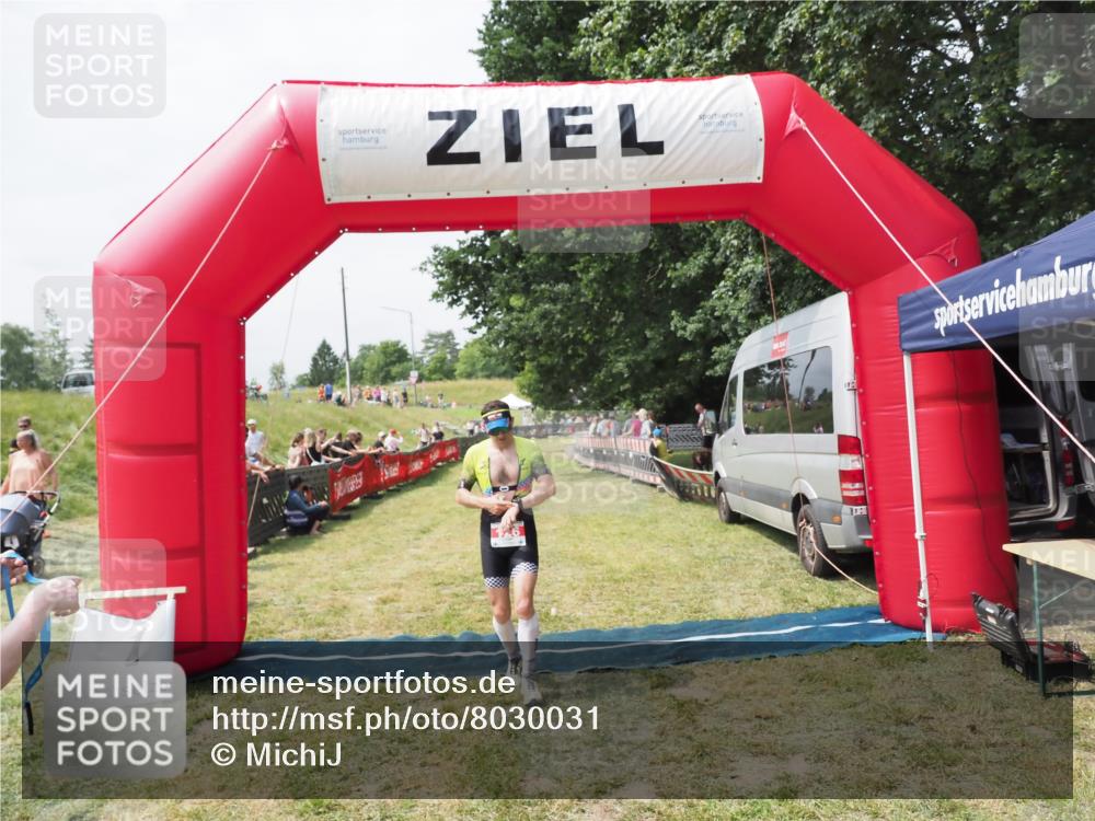 21.06.2025 - 27. Vierlanden-Triathlon MichiJ http://msf.ph/oto/8030031 15.06.2026 12:31:00 Ziel 126 meine-sportfotos.de
