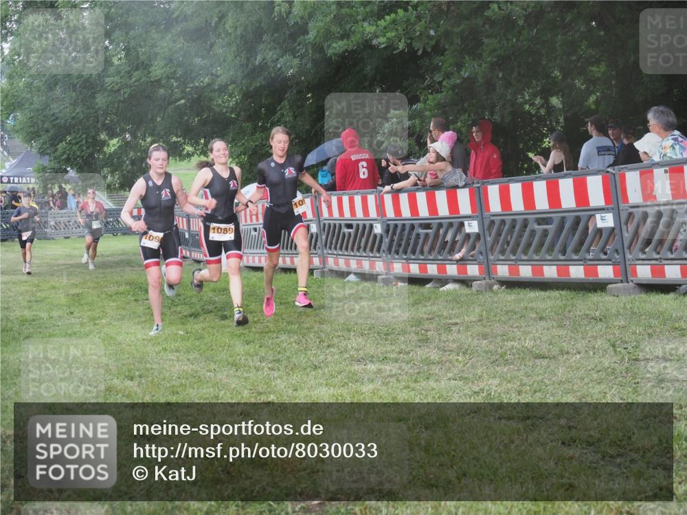 21.06.2025 - 27. Vierlanden-Triathlon KatJ http://msf.ph/oto/8030033 15.06.2025 13:36:52 Ziel 212, 921, 1090, 1091, 1092 meine-sportfotos.de