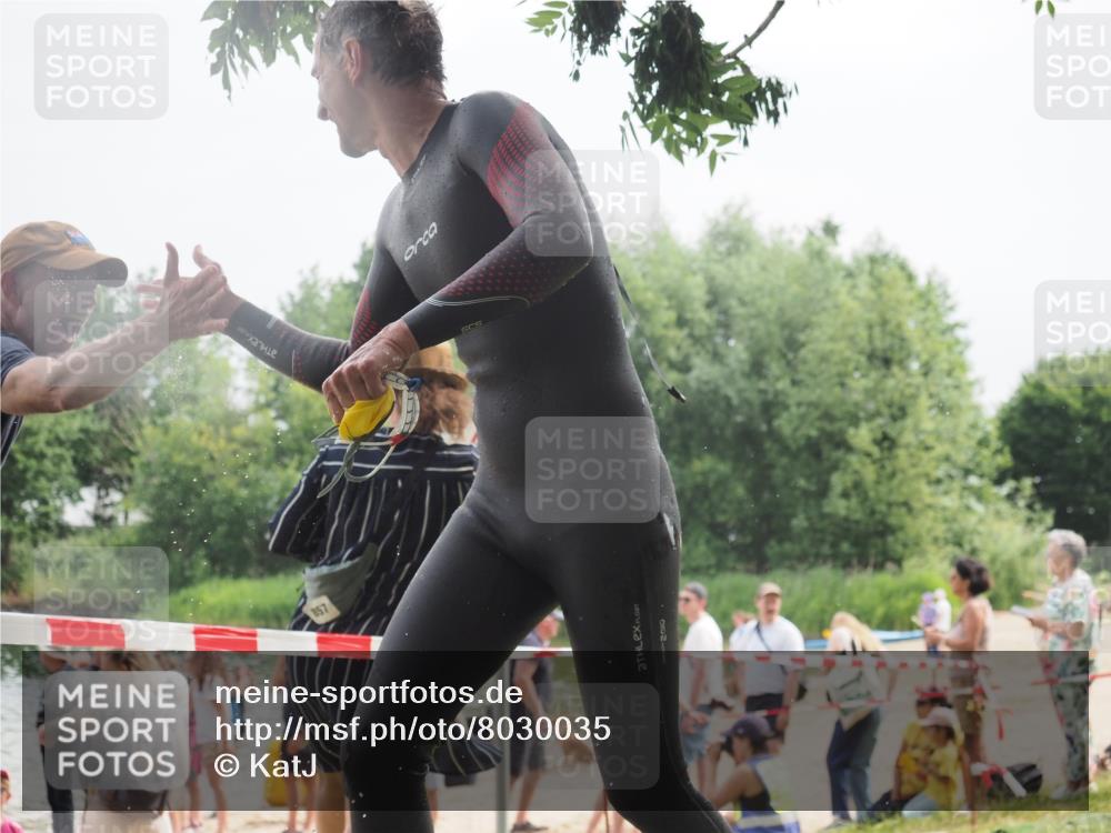 15.06.2025 - 27. Vierlanden-Triathlon KatJ http://msf.ph/oto/8030035 15.06.2025 11:06:24 Schwimmen 781, 857, 862 meine-sportfotos.de