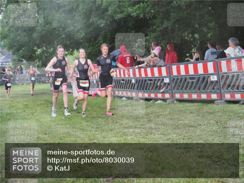 21.06.2025 - 27. Vierlanden-Triathlon KatJ http://msf.ph/oto/8030039 15.06.2025 13:36:52 Ziel 212, 921, 1090, 1091, 1092 meine-sportfotos.de