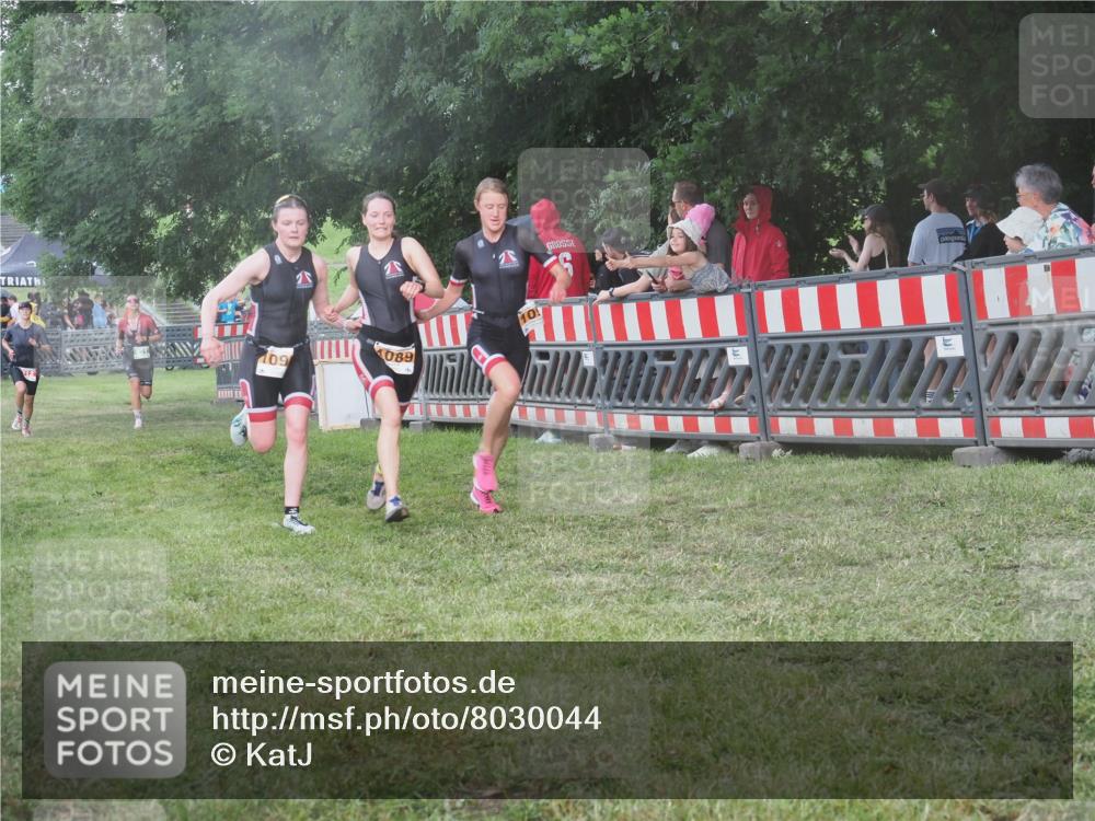 21.06.2025 - 27. Vierlanden-Triathlon KatJ http://msf.ph/oto/8030044 15.06.2025 13:36:52 Ziel 212, 921, 1090, 1091, 1092 meine-sportfotos.de
