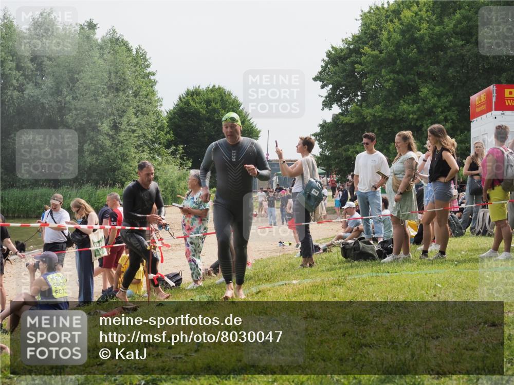 15.06.2025 - 27. Vierlanden-Triathlon KatJ http://msf.ph/oto/8030047 15.06.2025 11:06:29 Schwimmen 781, 857, 862 meine-sportfotos.de