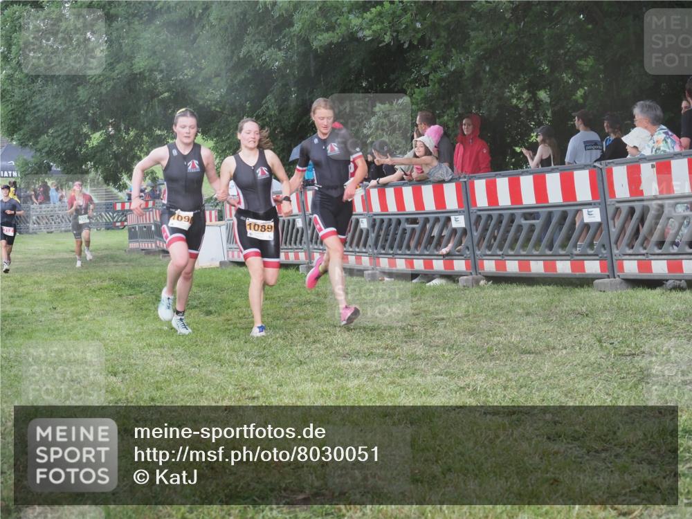 21.06.2025 - 27. Vierlanden-Triathlon KatJ http://msf.ph/oto/8030051 15.06.2025 13:36:52 Ziel 212, 921, 1090, 1091, 1092 meine-sportfotos.de
