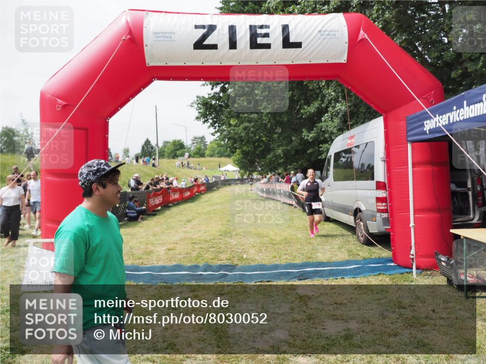 21.06.2025 - 27. Vierlanden-Triathlon MichiJ http://msf.ph/oto/8030052 15.06.2026 12:31:42 Ziel 250 meine-sportfotos.de