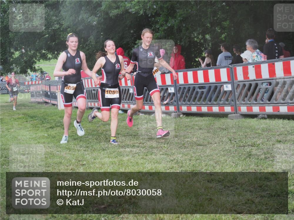 21.06.2025 - 27. Vierlanden-Triathlon KatJ http://msf.ph/oto/8030058 15.06.2025 13:36:53 Ziel 212, 921, 1090, 1091, 1092 meine-sportfotos.de