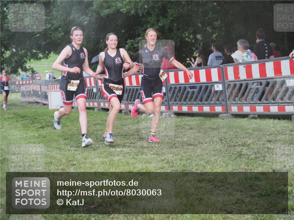 21.06.2025 - 27. Vierlanden-Triathlon KatJ http://msf.ph/oto/8030063 15.06.2025 13:36:53 Ziel 212, 921, 1090, 1091, 1092 meine-sportfotos.de