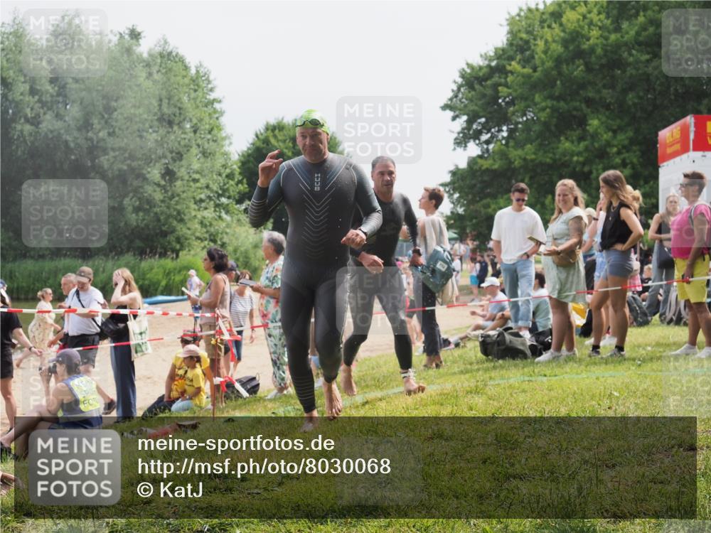 15.06.2025 - 27. Vierlanden-Triathlon KatJ http://msf.ph/oto/8030068 15.06.2025 11:06:30 Schwimmen 781, 857, 862 meine-sportfotos.de