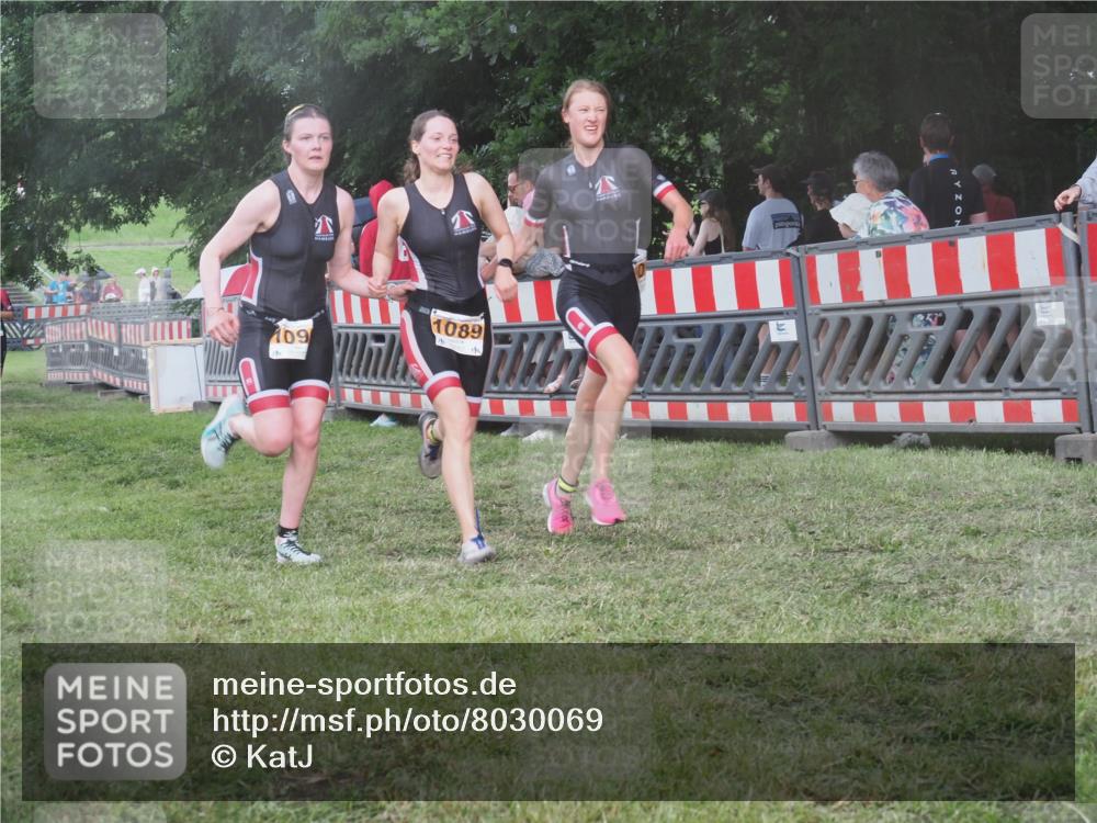 21.06.2025 - 27. Vierlanden-Triathlon KatJ http://msf.ph/oto/8030069 15.06.2025 13:36:53 Ziel 212, 921, 1090, 1091, 1092 meine-sportfotos.de