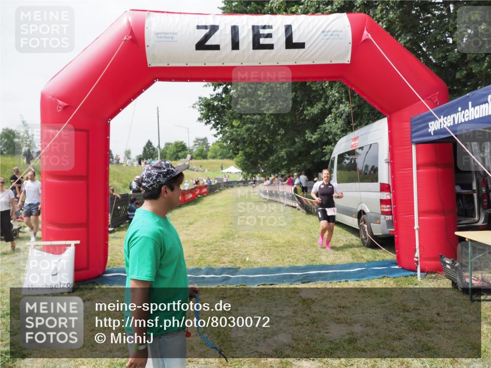 21.06.2025 - 27. Vierlanden-Triathlon MichiJ http://msf.ph/oto/8030072 15.06.2026 12:31:42 Ziel 250 meine-sportfotos.de