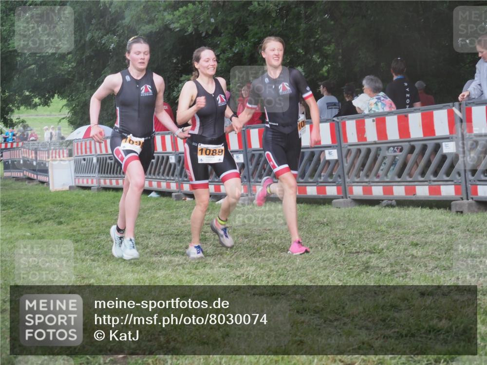 21.06.2025 - 27. Vierlanden-Triathlon KatJ http://msf.ph/oto/8030074 15.06.2025 13:36:53 Ziel 212, 921, 1090, 1091, 1092 meine-sportfotos.de