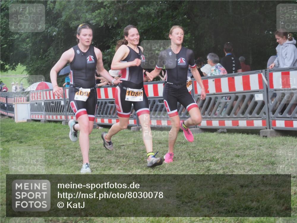 21.06.2025 - 27. Vierlanden-Triathlon KatJ http://msf.ph/oto/8030078 15.06.2025 13:36:53 Ziel 212, 921, 1090, 1091, 1092 meine-sportfotos.de