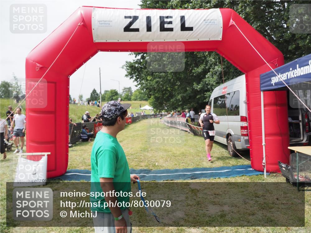 21.06.2025 - 27. Vierlanden-Triathlon MichiJ http://msf.ph/oto/8030079 15.06.2026 12:31:42 Ziel 250 meine-sportfotos.de