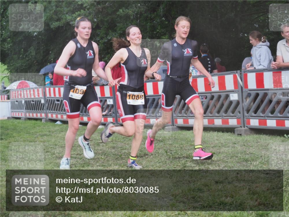 21.06.2025 - 27. Vierlanden-Triathlon KatJ http://msf.ph/oto/8030085 15.06.2025 13:36:53 Ziel 212, 921, 1090, 1091, 1092 meine-sportfotos.de