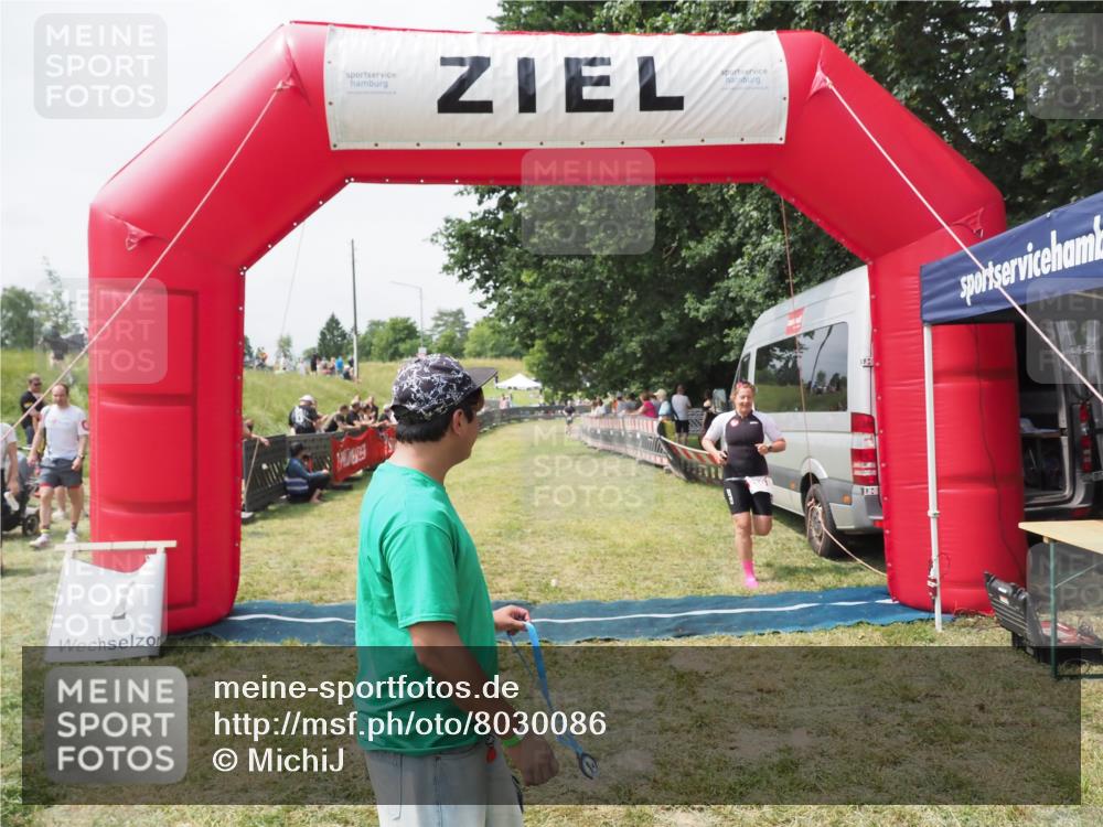 21.06.2025 - 27. Vierlanden-Triathlon MichiJ http://msf.ph/oto/8030086 15.06.2026 12:31:42 Ziel 250 meine-sportfotos.de