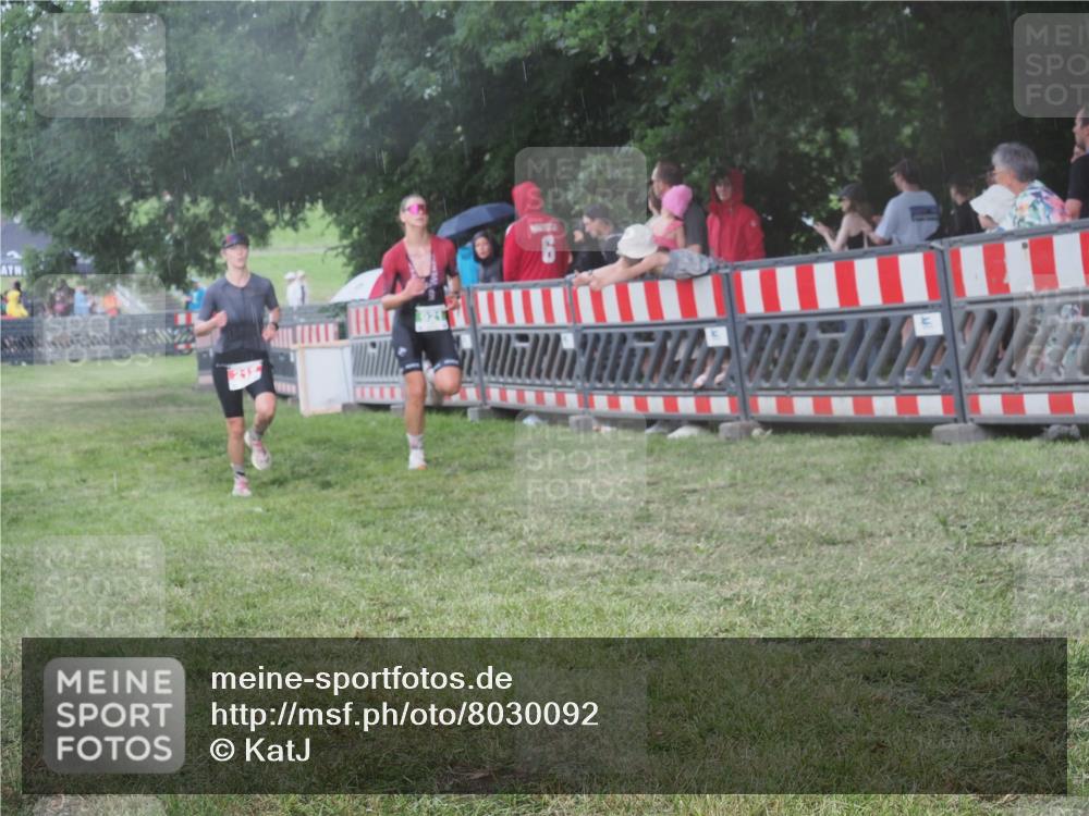 21.06.2025 - 27. Vierlanden-Triathlon KatJ http://msf.ph/oto/8030092 15.06.2025 13:36:56 Ziel 212, 921 meine-sportfotos.de