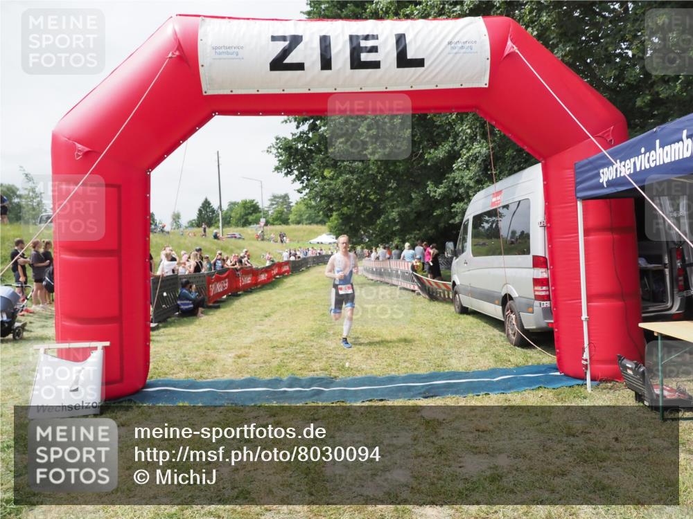 21.06.2025 - 27. Vierlanden-Triathlon MichiJ http://msf.ph/oto/8030094 15.06.2026 12:33:35 Ziel 85 meine-sportfotos.de