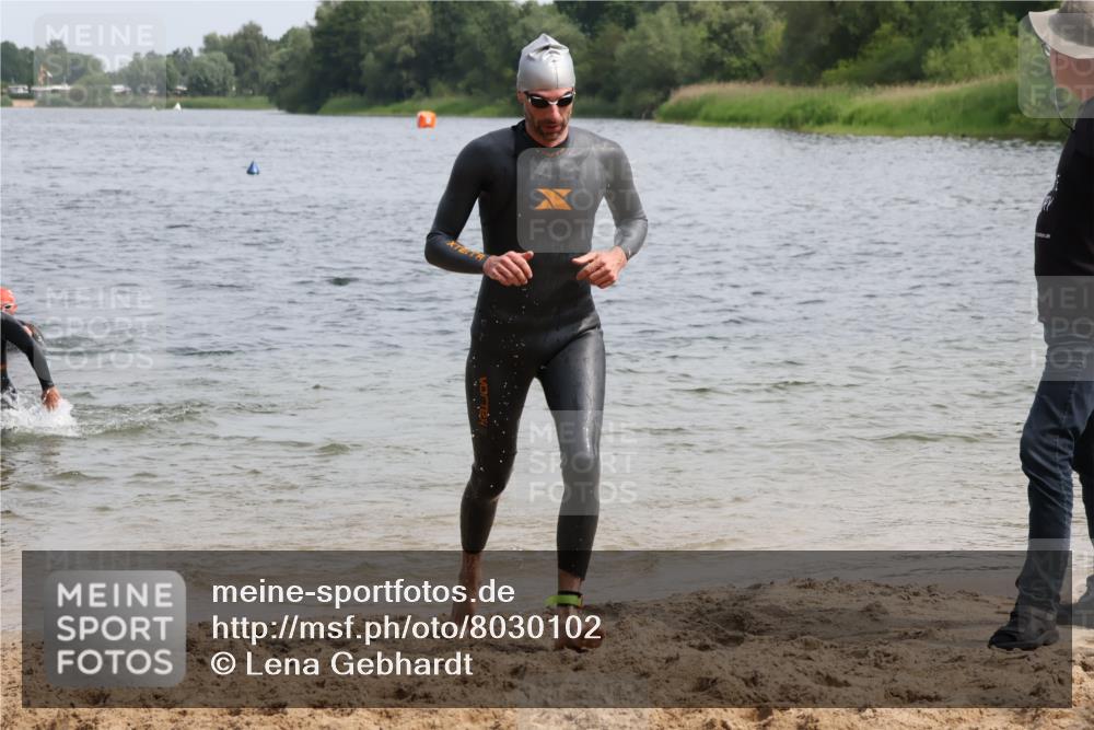 15.06.2025 - 27. Vierlanden-Triathlon Lena Gebhardt http://msf.ph/oto/8030102 15.06.2025 11:06:44 Schwimmen 824, 831, 844, 860, 871 meine-sportfotos.de