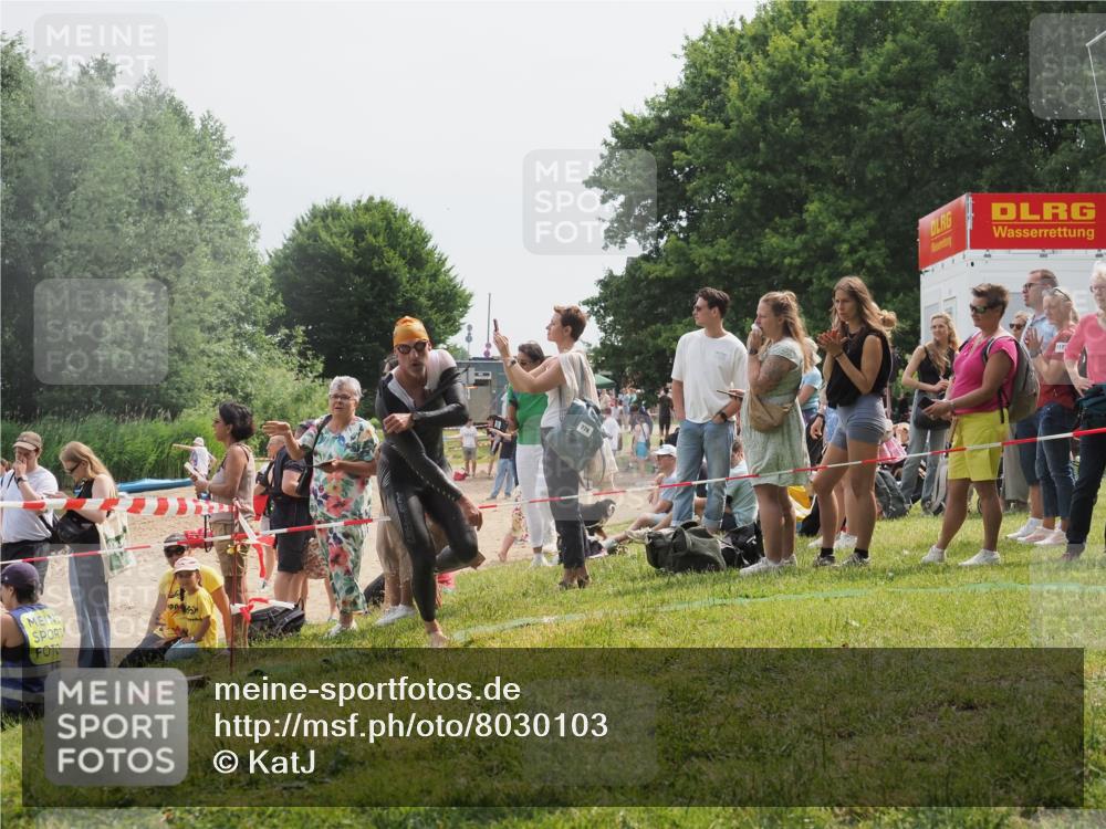 15.06.2025 - 27. Vierlanden-Triathlon KatJ http://msf.ph/oto/8030103 15.06.2025 11:06:37 Schwimmen 781, 831, 862 meine-sportfotos.de