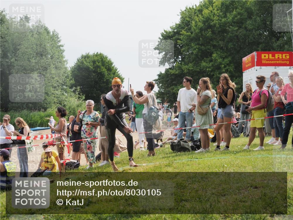 15.06.2025 - 27. Vierlanden-Triathlon KatJ http://msf.ph/oto/8030105 15.06.2025 11:06:37 Schwimmen 781, 831, 862 meine-sportfotos.de