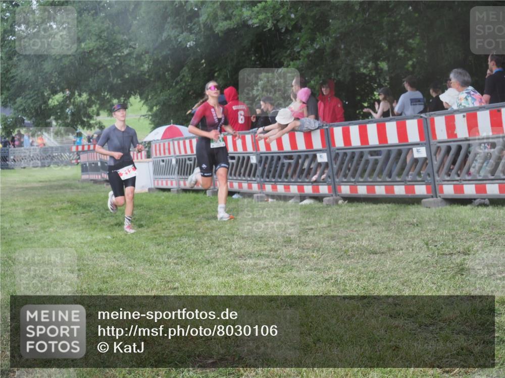 21.06.2025 - 27. Vierlanden-Triathlon KatJ http://msf.ph/oto/8030106 15.06.2025 13:36:56 Ziel 212, 921 meine-sportfotos.de
