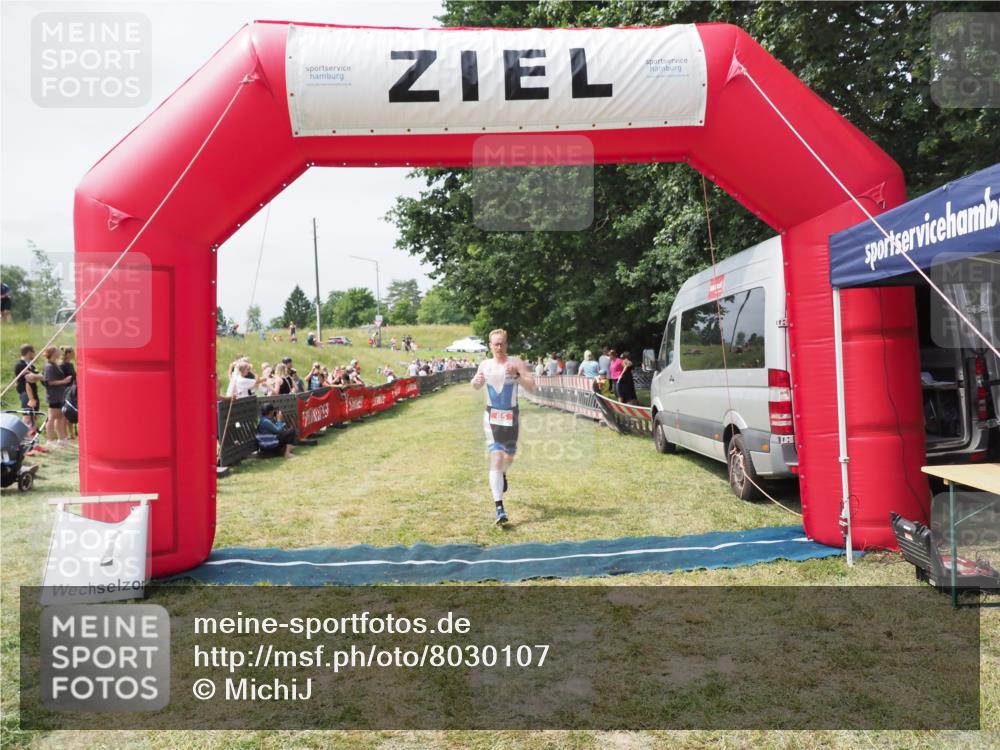 21.06.2025 - 27. Vierlanden-Triathlon MichiJ http://msf.ph/oto/8030107 15.06.2026 12:33:35 Ziel 85 meine-sportfotos.de