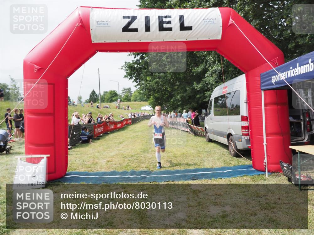 21.06.2025 - 27. Vierlanden-Triathlon MichiJ http://msf.ph/oto/8030113 15.06.2026 12:33:36 Ziel 85 meine-sportfotos.de