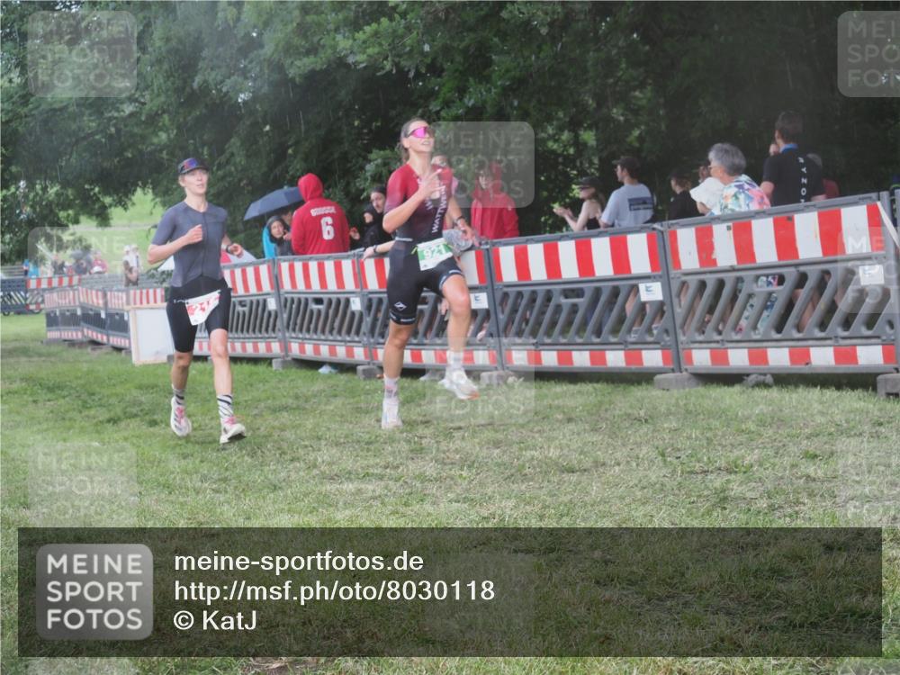 21.06.2025 - 27. Vierlanden-Triathlon KatJ http://msf.ph/oto/8030118 15.06.2025 13:36:57 Ziel 212, 921 meine-sportfotos.de