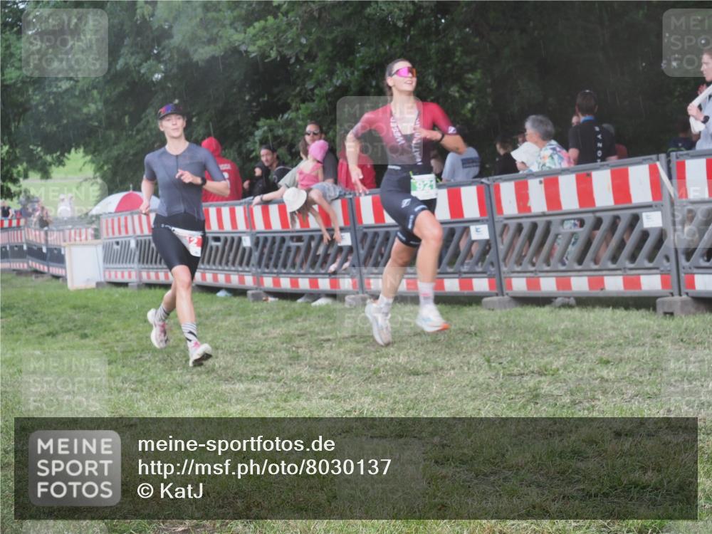 21.06.2025 - 27. Vierlanden-Triathlon KatJ http://msf.ph/oto/8030137 15.06.2025 13:36:57 Ziel 212, 921 meine-sportfotos.de