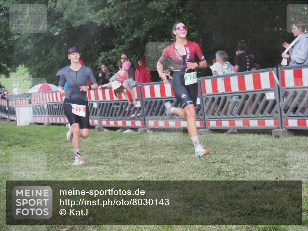 21.06.2025 - 27. Vierlanden-Triathlon KatJ http://msf.ph/oto/8030143 15.06.2025 13:36:57 Ziel 212, 921 meine-sportfotos.de