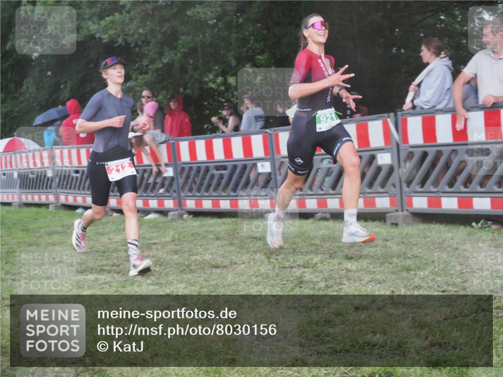 21.06.2025 - 27. Vierlanden-Triathlon KatJ http://msf.ph/oto/8030156 15.06.2025 13:36:58 Ziel 212, 921, 1093 meine-sportfotos.de