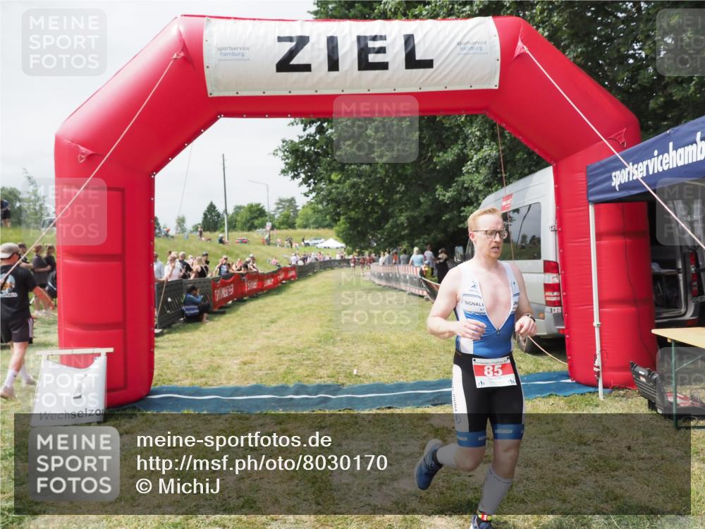 21.06.2025 - 27. Vierlanden-Triathlon MichiJ http://msf.ph/oto/8030170 15.06.2026 12:33:37 Ziel 85 meine-sportfotos.de