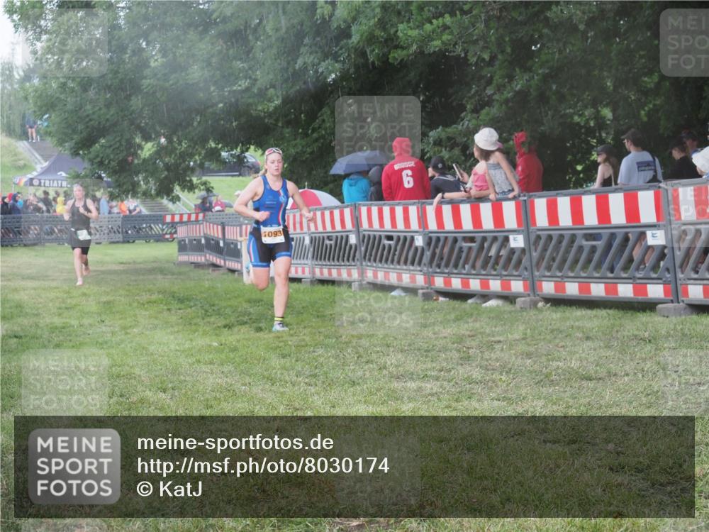 21.06.2025 - 27. Vierlanden-Triathlon KatJ http://msf.ph/oto/8030174 15.06.2025 13:37:07 Ziel 927, 1093 meine-sportfotos.de