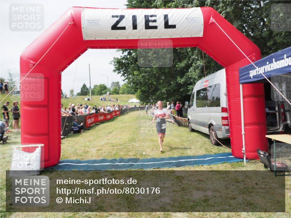 21.06.2025 - 27. Vierlanden-Triathlon MichiJ http://msf.ph/oto/8030176 15.06.2026 12:33:56 Ziel 982 meine-sportfotos.de