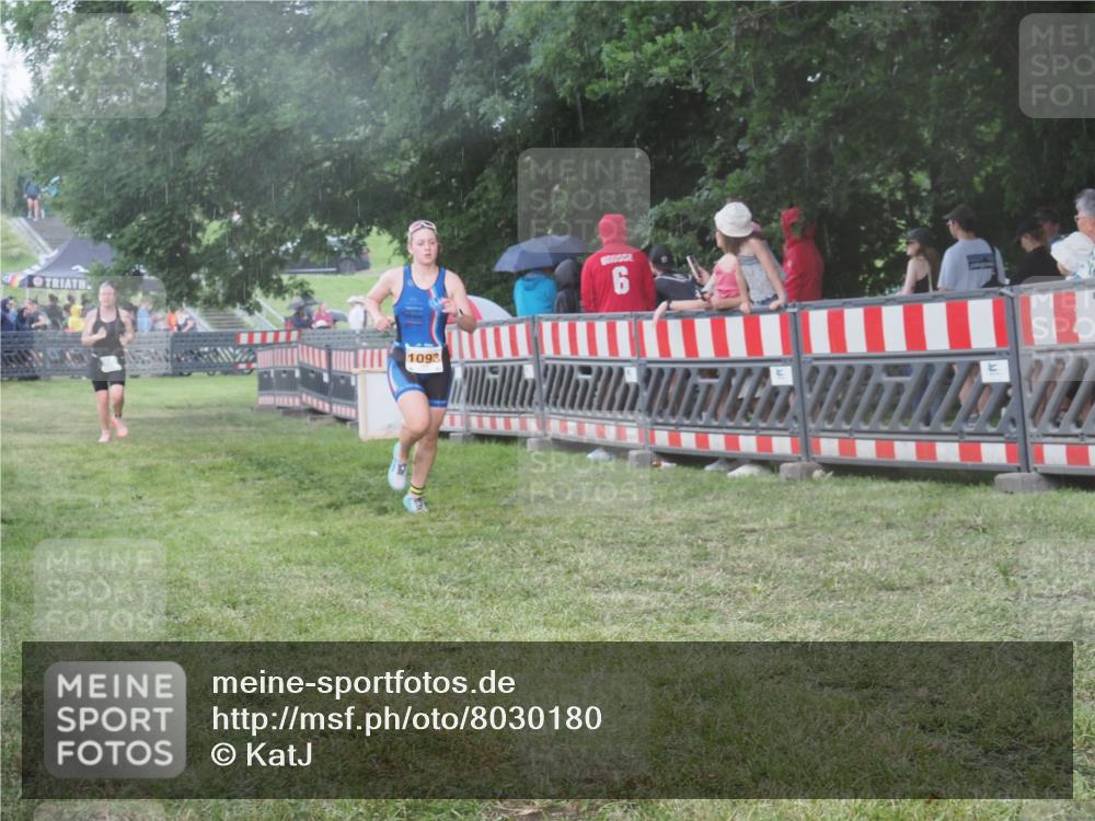 21.06.2025 - 27. Vierlanden-Triathlon KatJ http://msf.ph/oto/8030180 15.06.2025 13:37:07 Ziel 927, 1093 meine-sportfotos.de