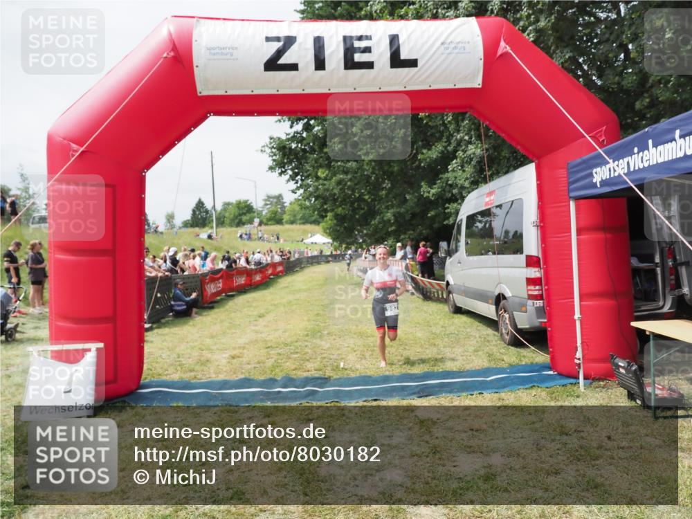 21.06.2025 - 27. Vierlanden-Triathlon MichiJ http://msf.ph/oto/8030182 15.06.2026 12:33:57 Ziel 982 meine-sportfotos.de