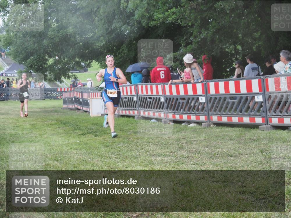 21.06.2025 - 27. Vierlanden-Triathlon KatJ http://msf.ph/oto/8030186 15.06.2025 13:37:07 Ziel 927, 1093 meine-sportfotos.de