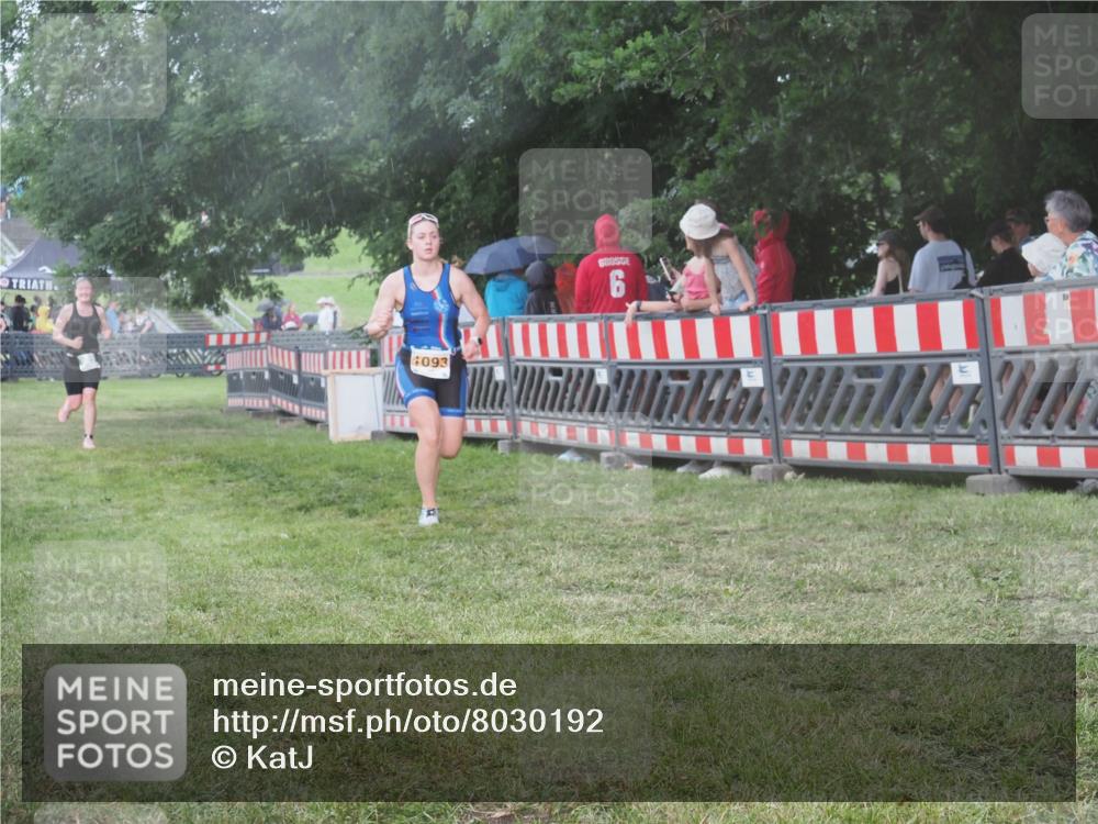21.06.2025 - 27. Vierlanden-Triathlon KatJ http://msf.ph/oto/8030192 15.06.2025 13:37:07 Ziel 927, 1093 meine-sportfotos.de