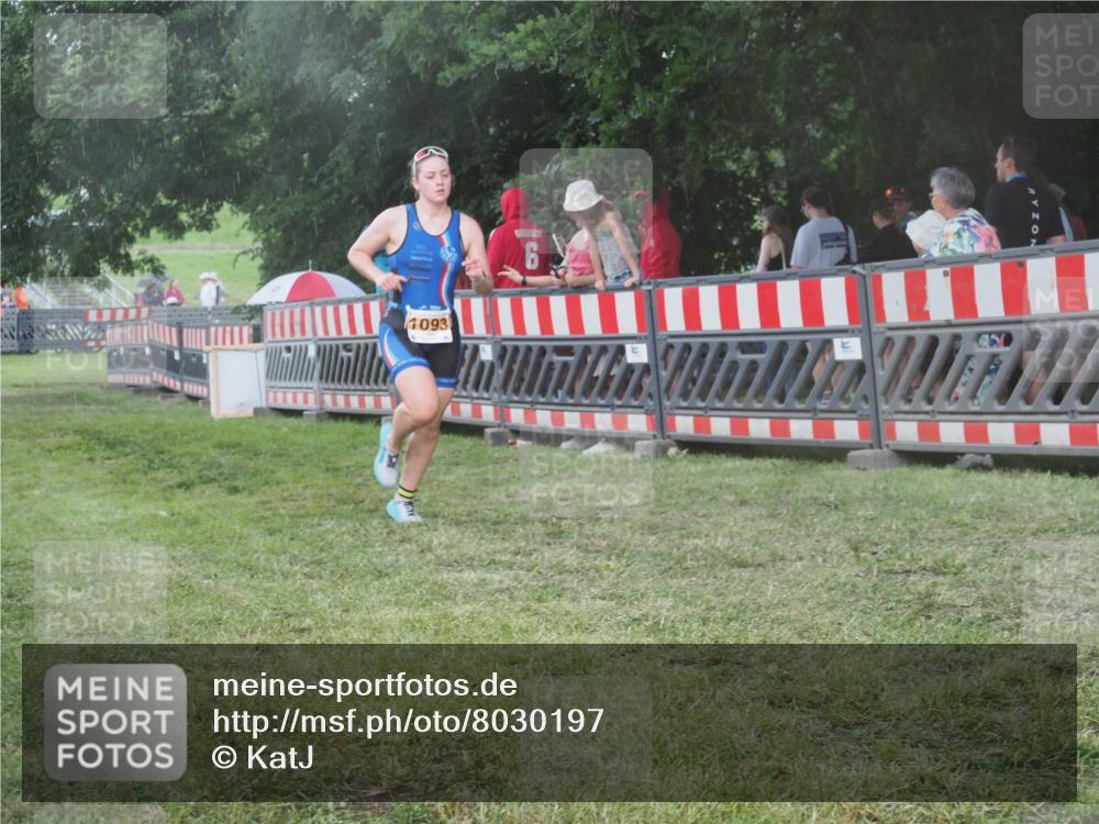 21.06.2025 - 27. Vierlanden-Triathlon KatJ http://msf.ph/oto/8030197 15.06.2025 13:37:08 Ziel 927, 1093 meine-sportfotos.de