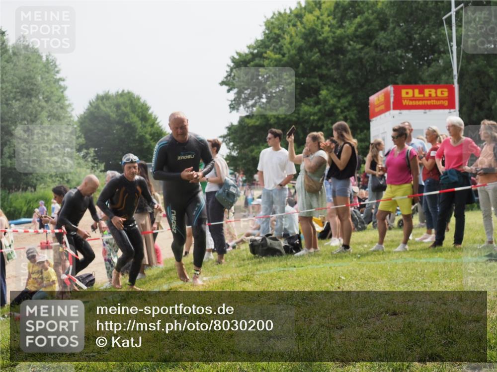 15.06.2025 - 27. Vierlanden-Triathlon KatJ http://msf.ph/oto/8030200 15.06.2025 11:06:55 Schwimmen 805, 824, 844, 860, 871 meine-sportfotos.de