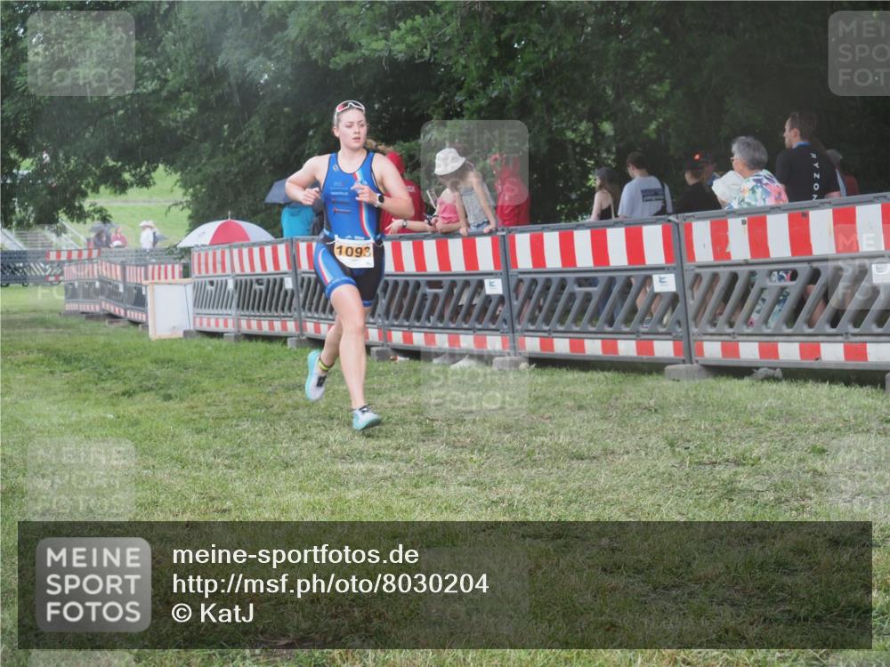 21.06.2025 - 27. Vierlanden-Triathlon KatJ http://msf.ph/oto/8030204 15.06.2025 13:37:08 Ziel 927, 1093 meine-sportfotos.de